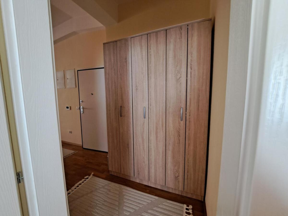 Bright Top Floor Apartment With Free Parking Skopje Bagian luar foto