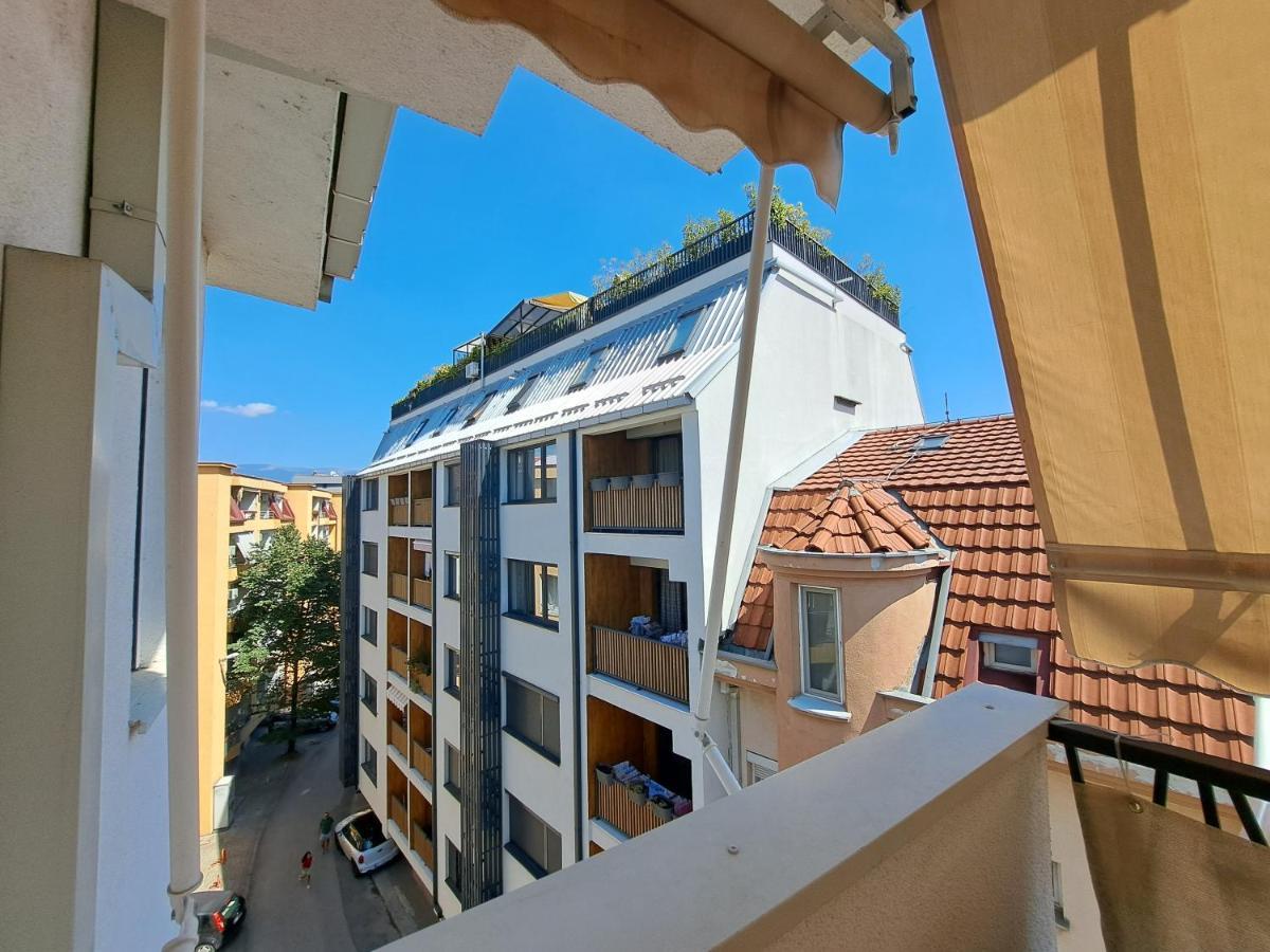 Bright Top Floor Apartment With Free Parking Skopje Bagian luar foto