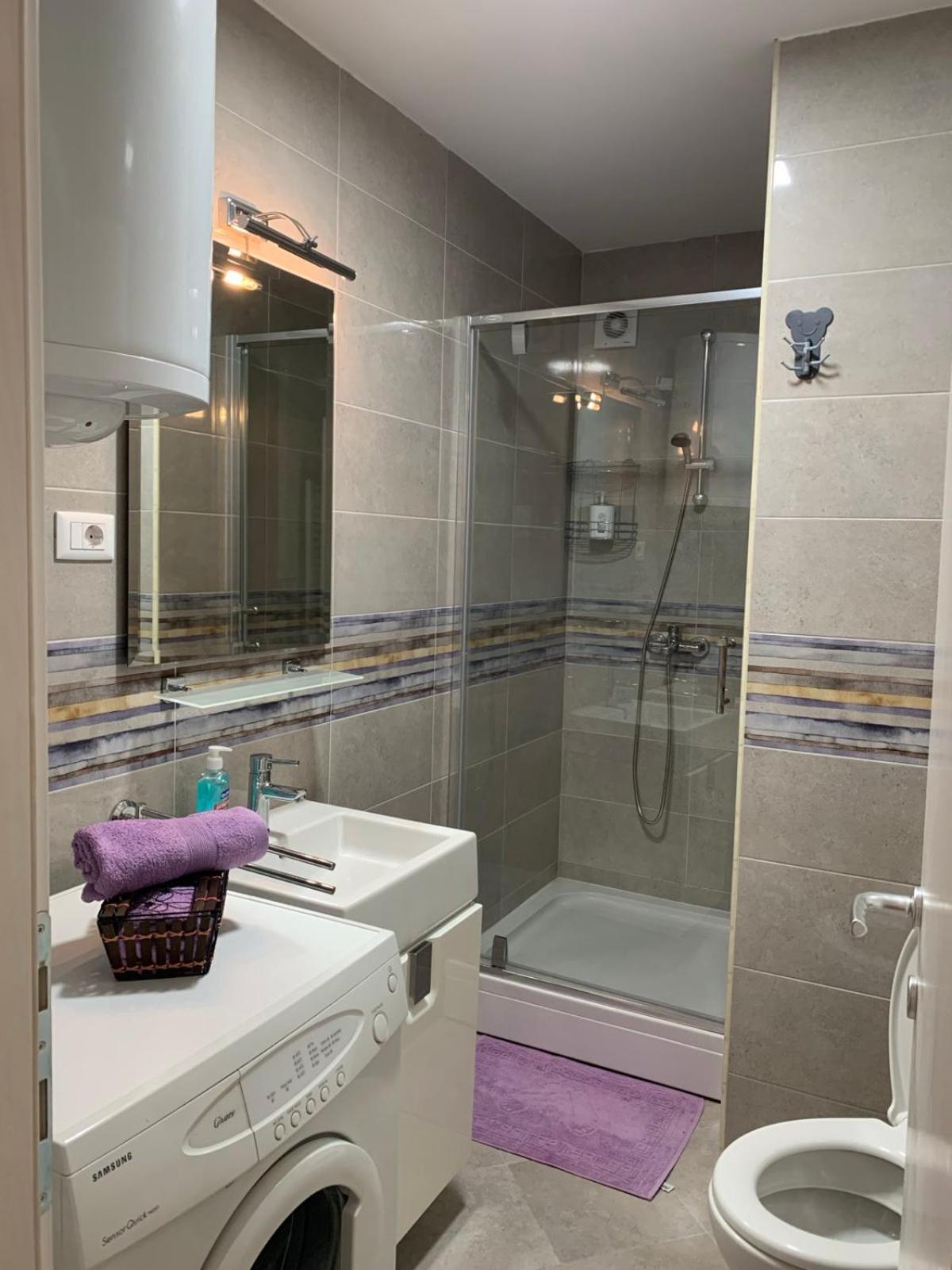 Bright Top Floor Apartment With Free Parking Skopje Bagian luar foto